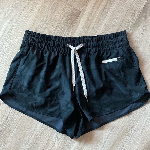 Vuori Pants - Vuori Clementines Shorts